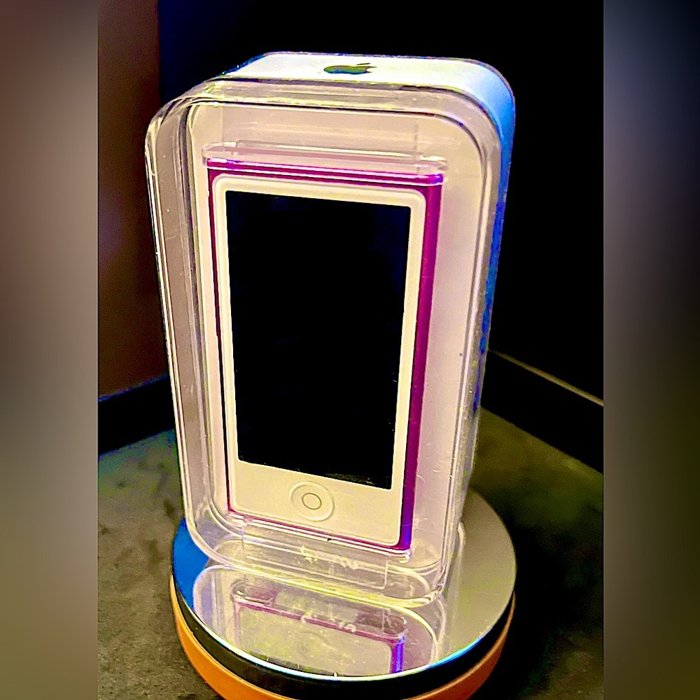 NEW Apple iPod Nano 16GB, purple. 7th generation model A1446
